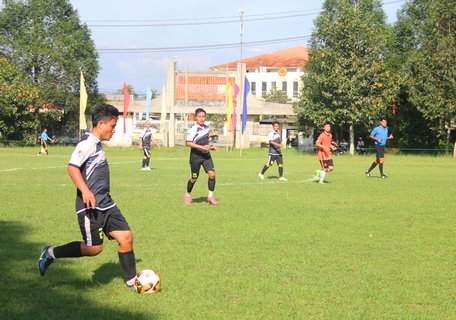 Các loại hình TDTT góp phần tạo điều kiện cho người dân tham gia tập luyện. Trong ảnh: Giải Vô địch bóng đá tỉnh Vĩnh Long năm 2020.