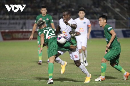 HAGL (áo trắng) thất bại trước Sài Gòn FC (Ảnh: Minh Hoàng).