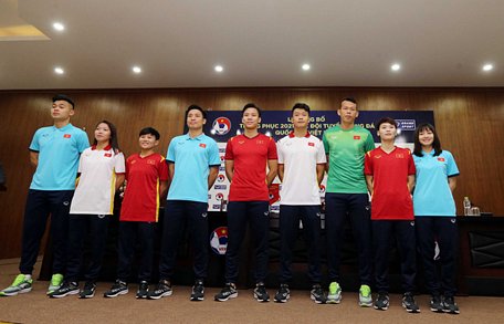 Mẫu trang phục mới năm 2021 của các đội tuyển quốc gia Việt Nam được các tuyển thủ nam, nữ mặc trong lễ ra mắt - Ảnh: NAM KHÁNH