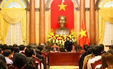 Đoàn đại biểu điển hình tiên tiến tỉnh Vĩnh Long tiếp kiến Phó Chủ tịch nước Đặng Thị Ngọc Thịnh.