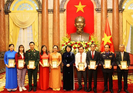 Phó Chủ tịch nước Đặng Thị Ngọc Thịnh tặng quà cho các đại biểu.