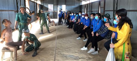 Đoàn nghe thuyết minh, tìm hiểu lịch sử của nhà tù Phú Quốc.