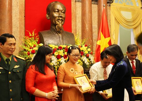 Phó Chủ tịch nước Đặng Thị Ngọc Thịnh tặng quà lưu niệm cho các đại biểu. 