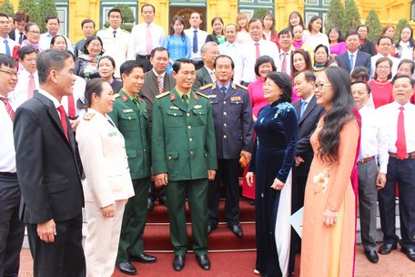 Phó Chủ tịch nước Đặng Thị Ngọc Thịnh trao đổi thân tình với các đại biểu điển hình tiên tiến tỉnh Vĩnh Long. 