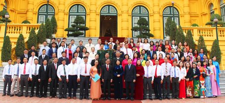 Phó Chủ tịch nước Đặng Thị Ngọc Thịnh chụp ảnh lưu niệm cùng các đại biểu điển hình tiên tiến tỉnh Vĩnh Long. 