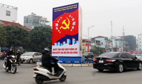 Pa nô, khẩu hiệu, cờ… ở một góc khu vực phường Tứ Liên (quận Tây Hồ) đón chào đại hội Đảng.