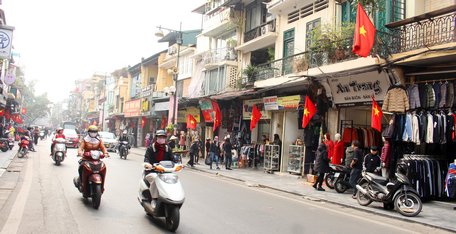 Cờ đỏ sao vàng được các tiểu thương treo dọc chợ Đồng Xuân.