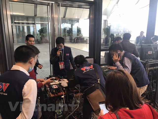 Các phóng viên, kỹ thuật viên VOV chuẩn bị trang thiết bị trước giờ phát sóng. (Ảnh: Xuân Quảng/Vietnam+)