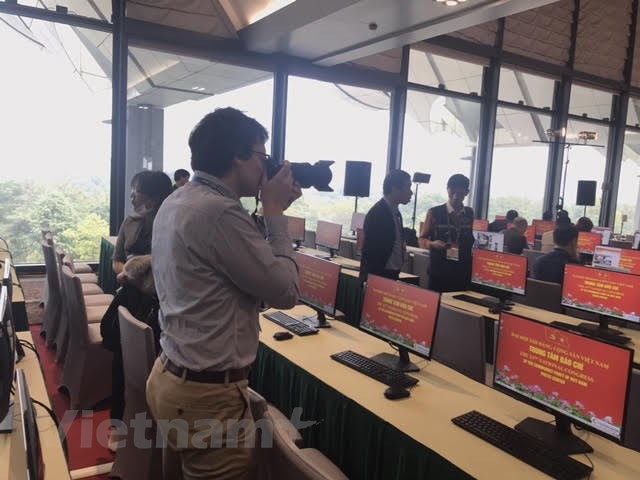 Phóng viên nước ngoài trực tiếp tham gia đưa tin tại phiên Họp báo trước Đại hội lần thứ XIII của Đảng. (Ảnh: Xuân Quảng/Vietnam+)