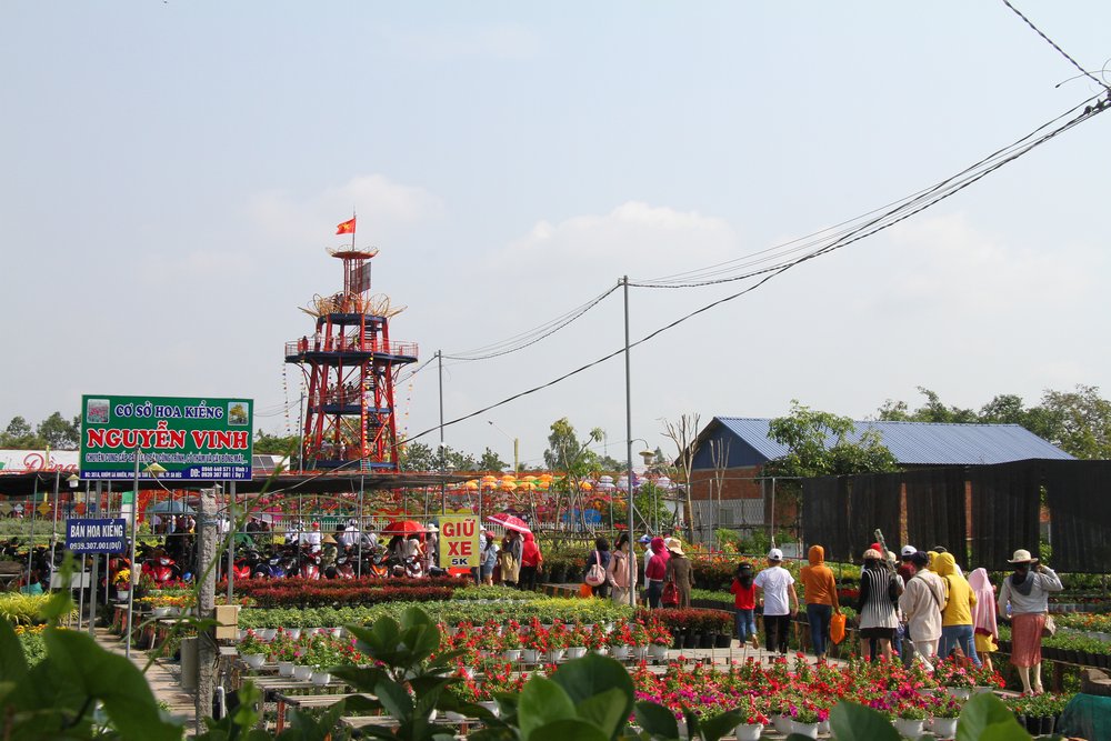Khu vực xung quanh đài ngắm làng hoa là điểm nhấn mới thu hút đông đảo du khách tập trung về đây.