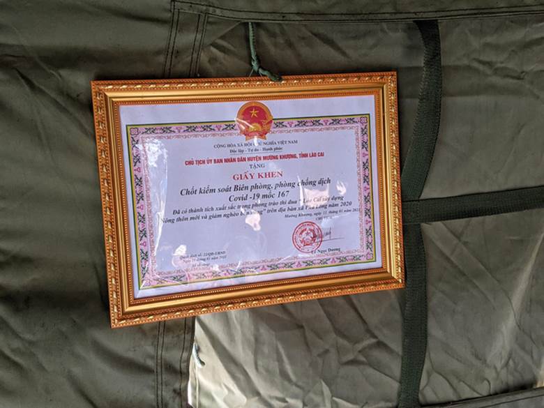  Giấy khen của lãnh đạo huyện tặng được các chiến sĩ chốt 167 treo ở một không gian đẹp nhất trong lều tạm, nơi các chiến sĩ sinh hoạt