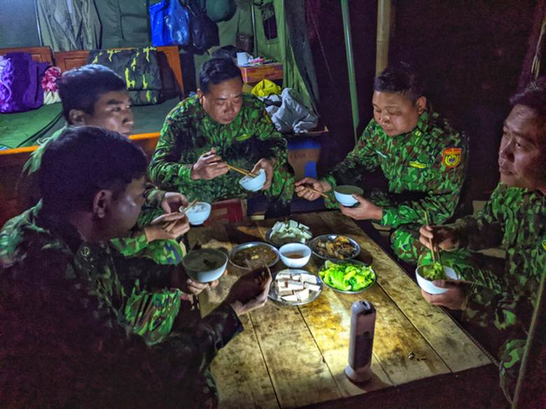 Bữa ăn của các chiến sĩ ở chốt 167, các chiến sĩ thăm hỏi, động viên nhau để cùng hoàn thành thắng lợi các nhiệm vụ người lính được giao. Ý thức được tầm quan trọng của công tác 