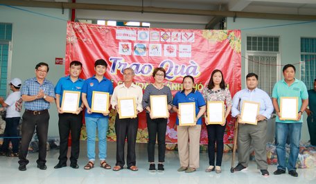 Tổng Biên tập Báo Vĩnh Long Nguyễn Hữu Khánh trao bảng tri ân cho các nhà hảo tâm đã hỗ trợ chương trình.