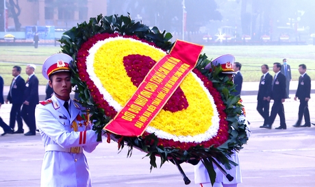 Các đồng chí lãnh đạo Đảng, Nhà nước đến dâng hoa, dâng hương tại Đài tưởng niệm các anh hùng, liệt sĩ.