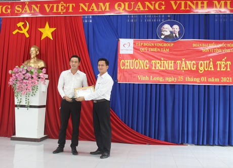  Đại diện UBMTTQ Việt Nam TP Vĩnh Long trao thư cảm ơn cho đại diện Tập đoàn Vingroup.