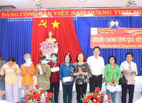 Ngày 25/1, hộ nghèo ở huyện Mang Thít, Long Hồ và TP Vĩnh Long nhận quà.