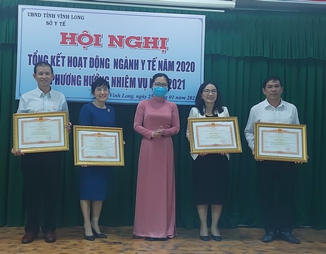 Phó Chủ tịch UBND tỉnh- Nguyễn Thị Quyên Thanh khen thưởng cho cá nhân và tập thể tiêu biểu.