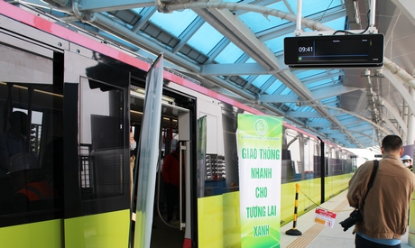 Đoàn tàu của đường sắt đô thị metro Nhổn- ga Hà Nội được kỳ vọng là “giao thông nhanh cho tương lai xanh”.