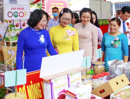 Phó Chủ tịch nước Đặng Thị Ngọc Thịnh tham quan gian hàng trưng bày các sản phẩm tại Đại hội Thi đua yêu nước tỉnh Vĩnh Long lần thứ V (2020- 2025).