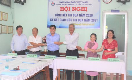 Hội Nhà báo các tỉnh Bắc sông Hậu ký kết giao ước thi đua năm 2021.