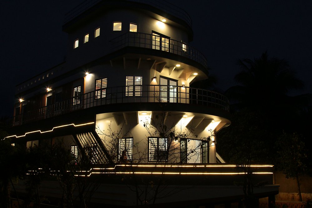 “Căn nhà du thuyền” được gắn hệ thống đèn nổi bật vào buổi tối.