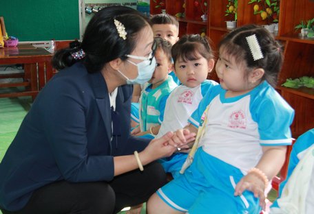 Phó Chủ tịch UBND tỉnh- Nguyễn Thị Quyên Thanh kiểm tra phòng dịch tại một trường mầm non.