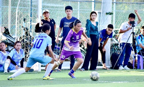 Pha tranh bóng trong trận chung kết giữa Thể Hiền FC (Tam Bình- áo sậm màu) gặp Đại Sơn FC (Cần Thơ).