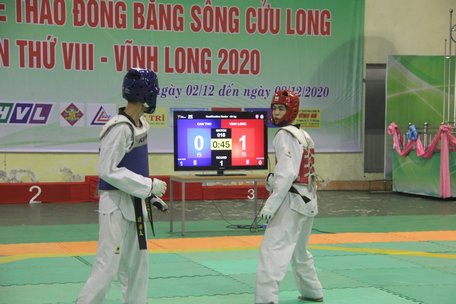VĐV Taekwondo Vĩnh Long (đỏ) thi đấu tại Đại hội Thể dục Thể thao ĐDBSCL lần VIII).