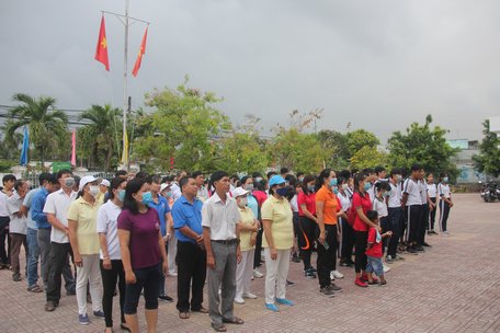 Cán bộ, công chức, viên chức, lực lượng vũ trang nhân dân, học sinh, người dân tham gia lễ phát động tại phường Tân Hội (TP Vĩnh Long).