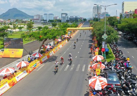 Các tay đua tranh tài tại chặng 16 dài 94 km với nhiều đoạn đường dốc.