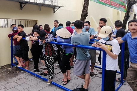 Nhiều người đứng chờ đợi bên ngoài sân vận động Thanh Hoá
