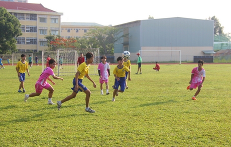 THCS Nguyễn Đình Chiểu (áo quần hồng) thi đấu với THCS Nguyễn Khuyến.