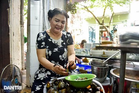 Bà Trần Thị Hòa hơn 40 lưu giữ nghề gia truyền của mẹ để lại.