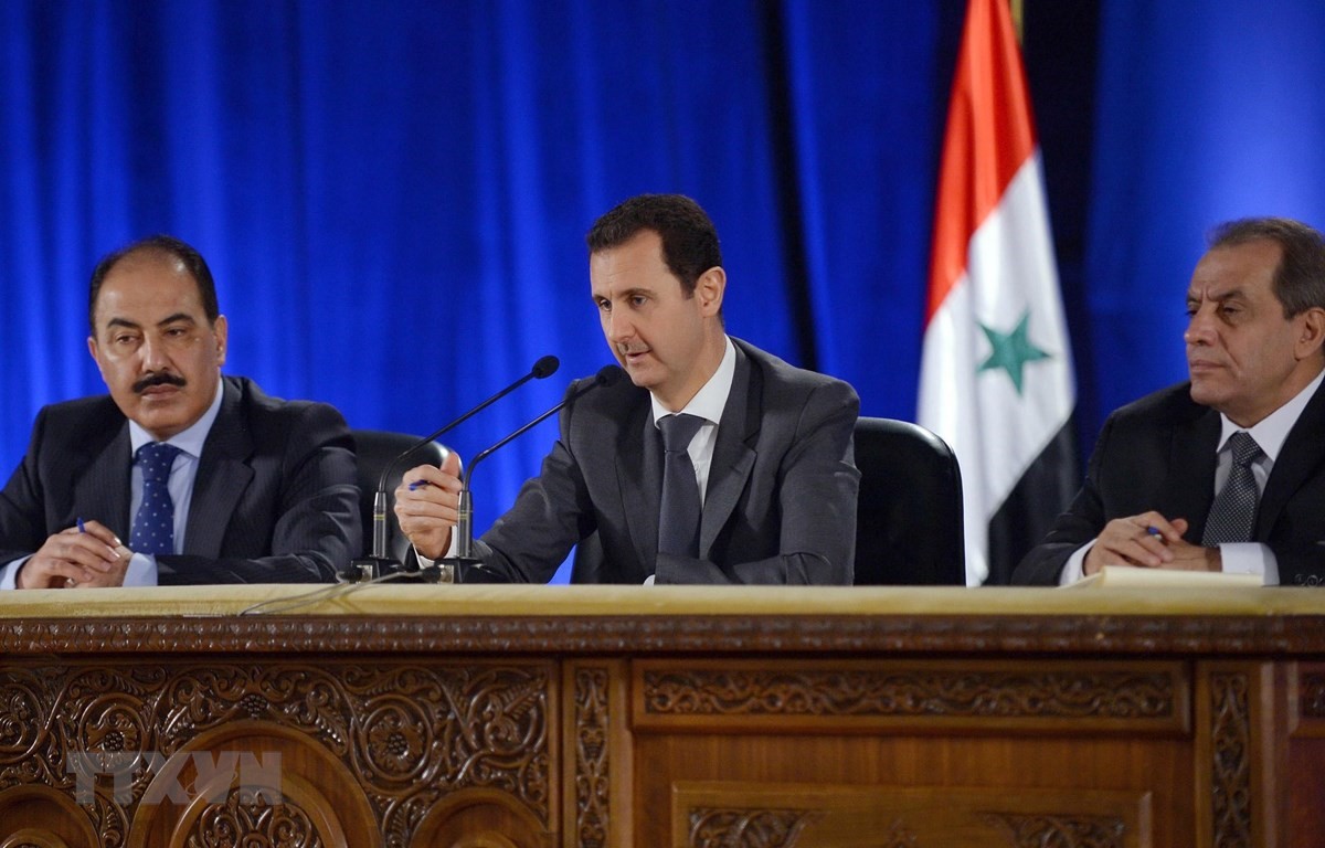 Tổng thống Syria Bashar al-Assad (giữa) chủ trì cuộc họp với các thành viên đảng Baath cầm quyền tại Damascus. (Ảnh: AFP/TTXVN)