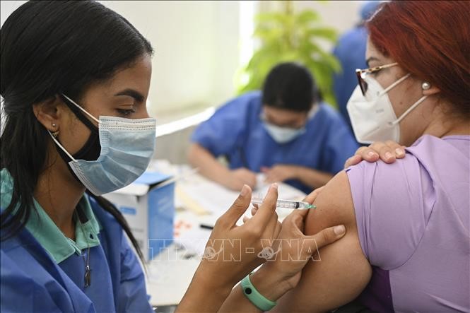 Nhân viên y tế tiêm vaccine ngừa COVID-19 cho người dân tại Caracas, Venezuela ngày 28/5/2021. Ảnh: AFP/TTXVN