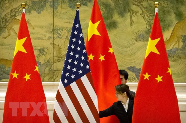Quốc kỳ Trung Quốc và quốc kỳ Mỹ trước một phiên thảo luận về thỏa thuận thương mại Mỹ-Trung ở Bắc Kinh, Trung Quốc, ngày 14/2/2019. (Ảnh: AFP/TTXVN)