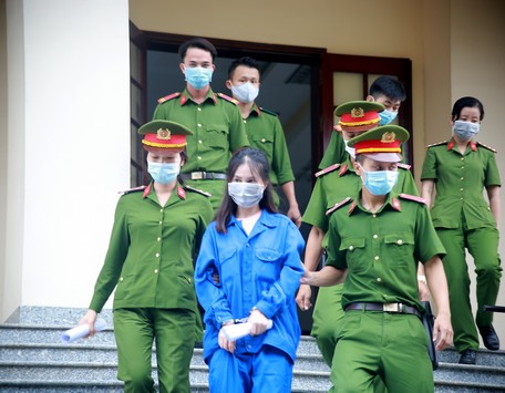 Lực lượng công an dẫn giải bị cáo Dương Thị Ngọc Giàu.
