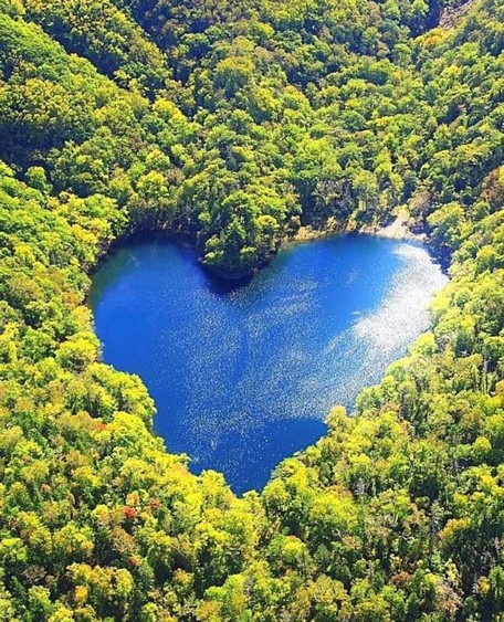  Hồ Toyoni có hình trái tim.