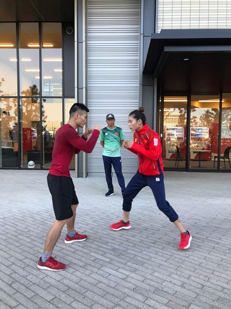 Hai VĐV ĐT boxing tập luyện ngay trong làng VĐV Olympic.