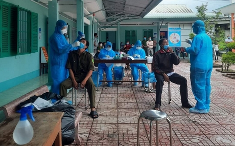 Nhân viên y tế Bệnh viện Đa khoa Triều An- Loan Trâm test nhanh cho người dân ở xã Tân Lộc (Tam Bình).