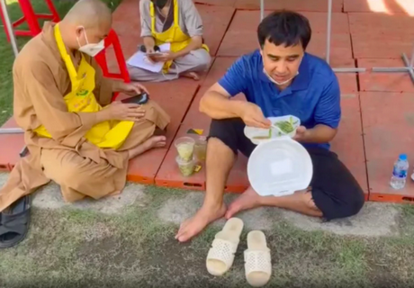 Trong đoạn clip được cựu người mẫu Trang Trần chia sẻ, MC Quyền Linh thưởng thức phần cơm từ thiện ở giữa sân. Vừa ăn nam MC vừa khen cơm từ thiện ngon. 