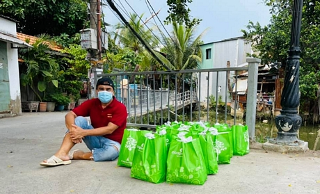 Được biết, MC Quyền Linh đã di chuyển đến nhiều bếp ăn trong những ngày qua để hỗ trợ thực phẩm cho người dân.