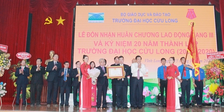 Trường ĐH Cửu Long nhận Huân chương Lao động hạng ba.