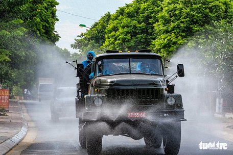  Phun khử khuẩn ngoài trời tại thị trấn Quốc Oai, Hà Nội cuối tháng 7 vừa qua - Ảnh: NAM TRẦN