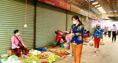 Bà Phan Thị Mỹ Hạnh- Chủ tịch UBND huyện Long Hồ kiểm tra việc đi chợ tại các địa phương trong huyện.