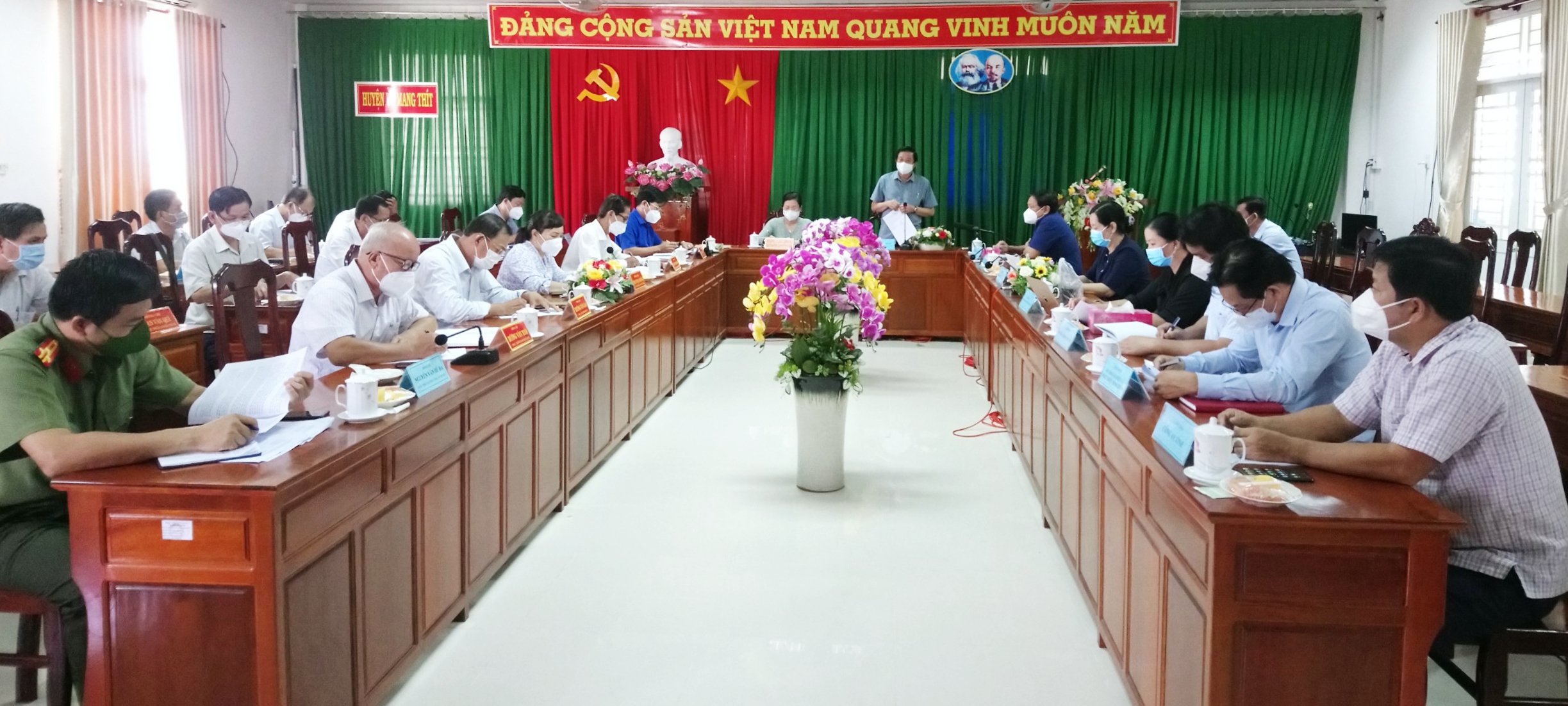 Bí thư Tỉnh uỷ Bùi Văn Nghiêm làm việc tại huyện Mang Thít.