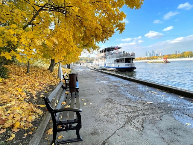 Cảnh sắc thu vàng bên bờ sông Moscow