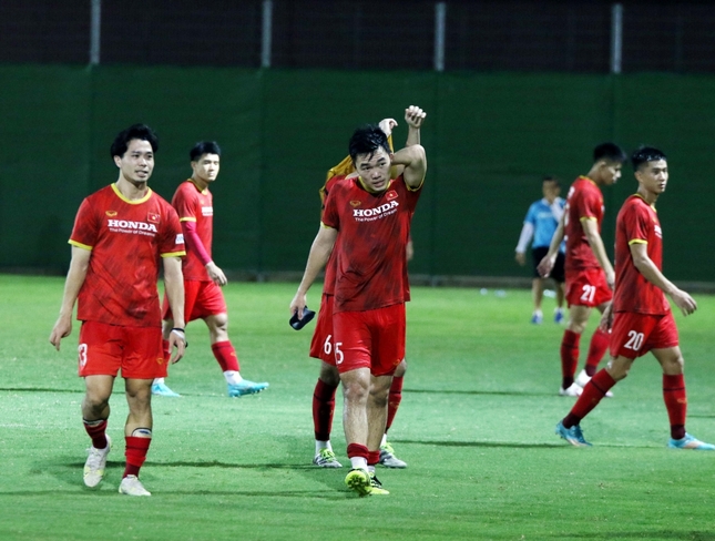 Đêm 4/10, ĐT Việt Nam có buổi tập tiếp theo tại UAE để chuẩn bị cho trận đấu với Trung Quốc. 
