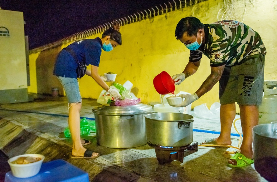  Trên suốt đoạn đường qua địa bàn Vĩnh Long, nhiều tổ thiện nguyện chuẩn bị sẵn cơm, nước uống và đem cả bếp “phục vụ” bà con những phần ăn nóng hổi.