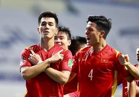 Tiến Linh (trái) nhận danh hiệu Ngôi sao tương lai trong cuộc bầu chọn của AFC.
